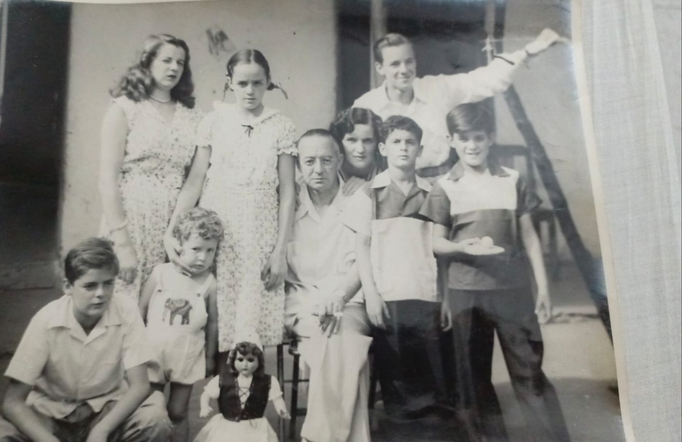 Fotografía histórica de la Familia Ruiz Bernal en Santa Fe de Bogotá
